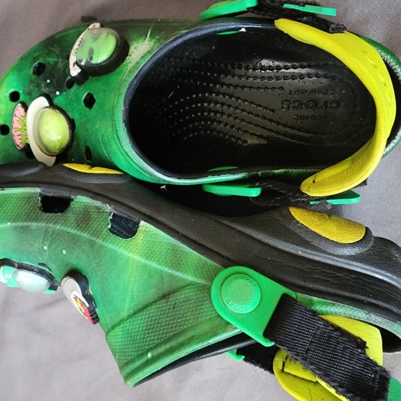 CROCS Green Kids Sandals with Alien Charms - Picture 8 of 9